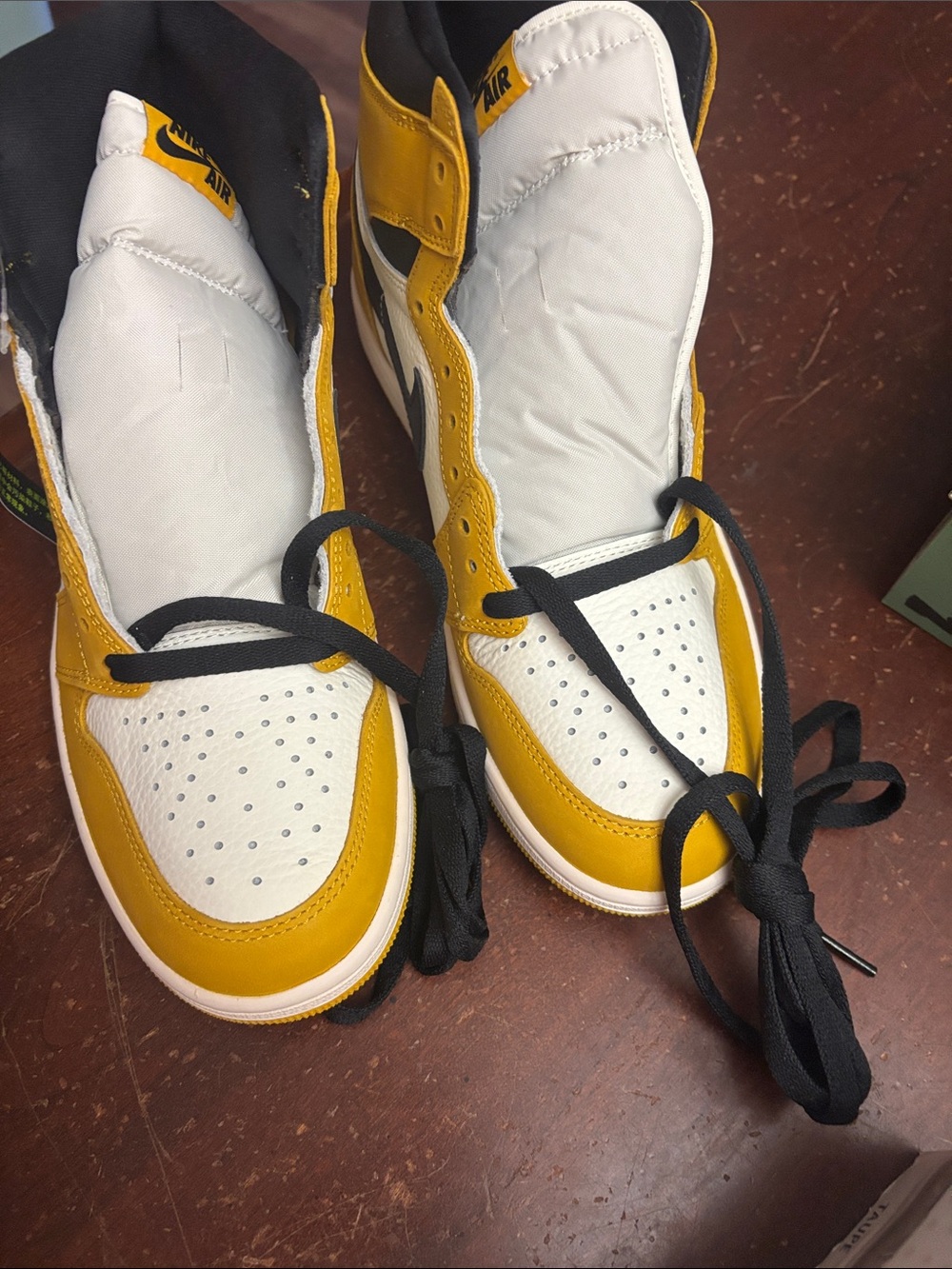 Men’s 9.5 air Jordan’s 1 retro high OG yellow black high top Bnib basketball